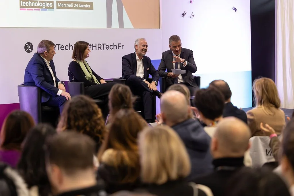 Une table ronde devant le public au salon HR Technologies France