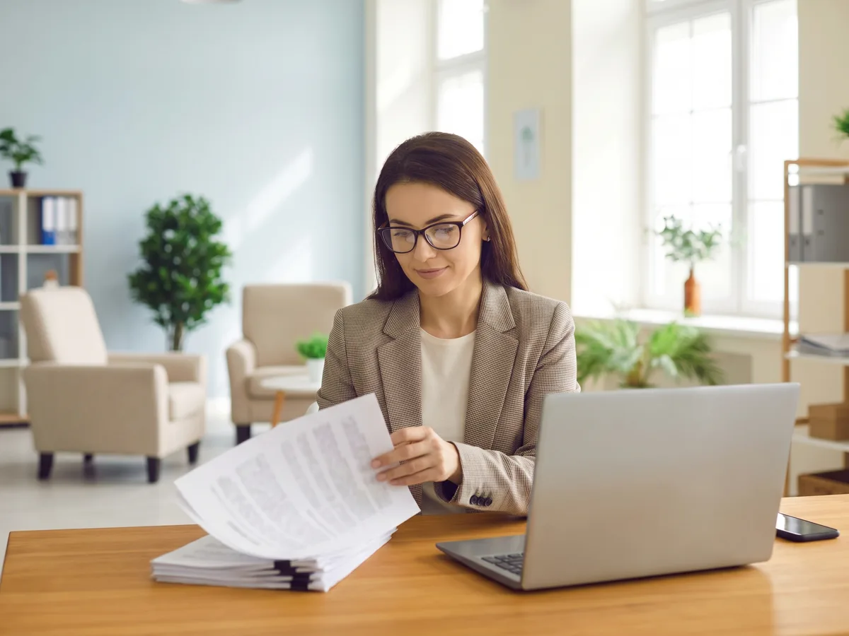 Référente conformité examinant des documents